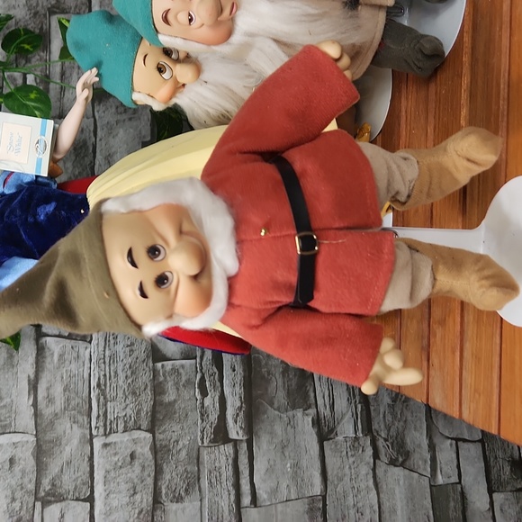 Ashton Drake Snow White & 7 Dwarfs Porcelain Doll Set - Picture 9 of 13